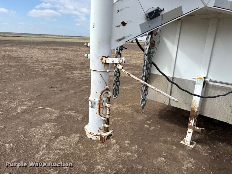 image for item DS6816 2005 Gooseneck Travalong livestock trailer