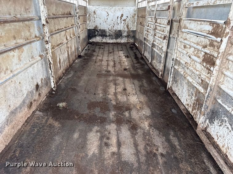 image for item DS6816 2005 Gooseneck Travalong livestock trailer
