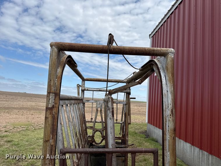 image for item DS6818 Squeeze chute
