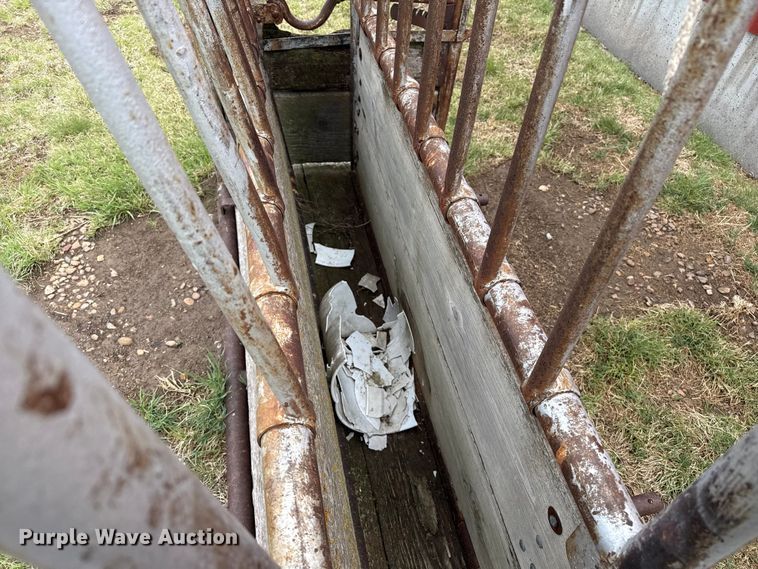 image for item DS6818 Squeeze chute
