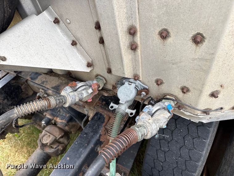 image for item DS6819 1992 Merritt F48X102X9XCX18X018XC0 livestock trailer