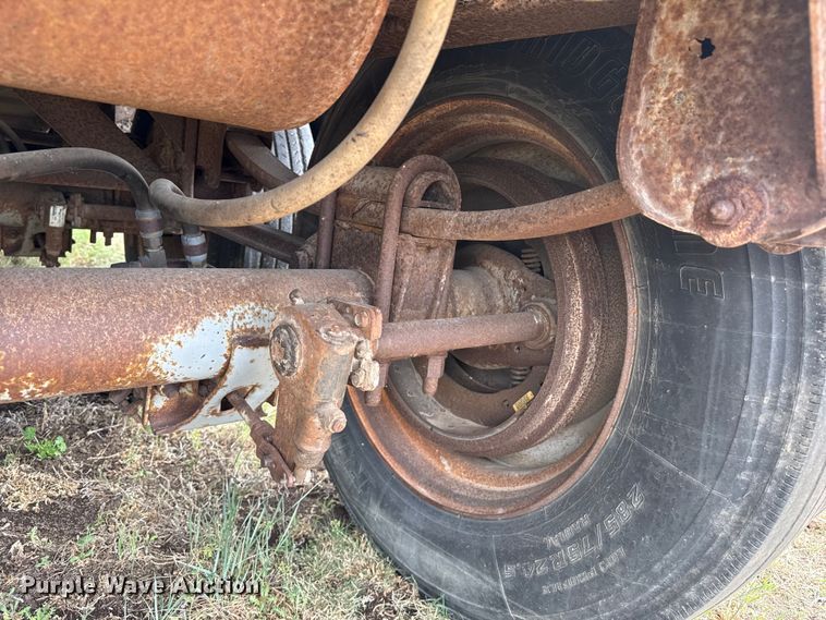 image for item DS6819 1992 Merritt F48X102X9XCX18X018XC0 livestock trailer
