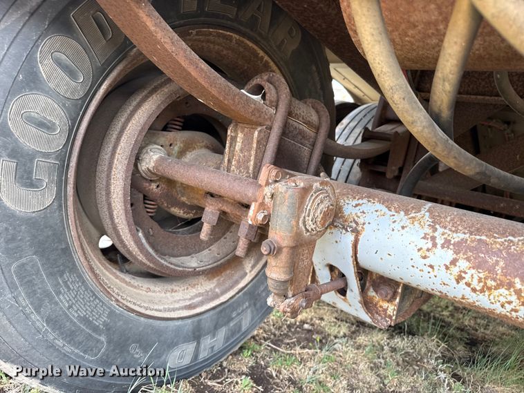 image for item DS6819 1992 Merritt F48X102X9XCX18X018XC0 livestock trailer