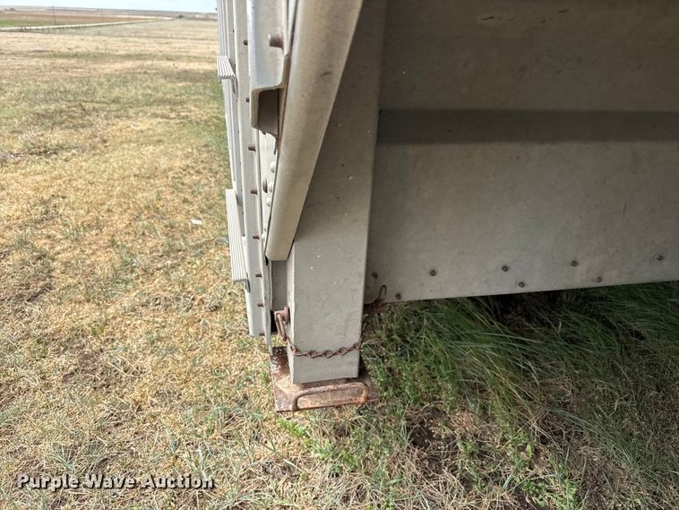 image for item DS6819 1992 Merritt F48X102X9XCX18X018XC0 livestock trailer
