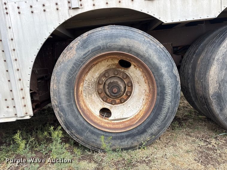 image for item DS6819 1992 Merritt F48X102X9XCX18X018XC0 livestock trailer