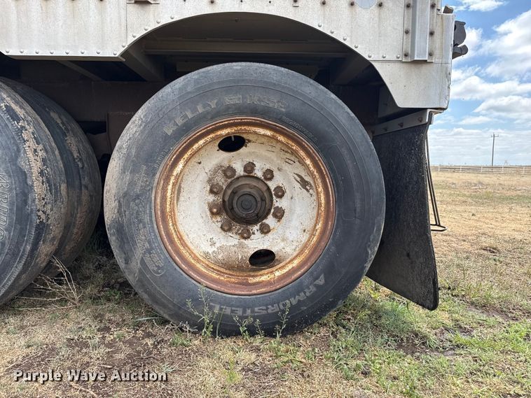 image for item DS6819 1992 Merritt F48X102X9XCX18X018XC0 livestock trailer