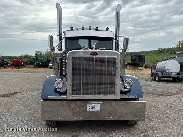image for item DT0182 1989 Peterbilt 379 semi truck