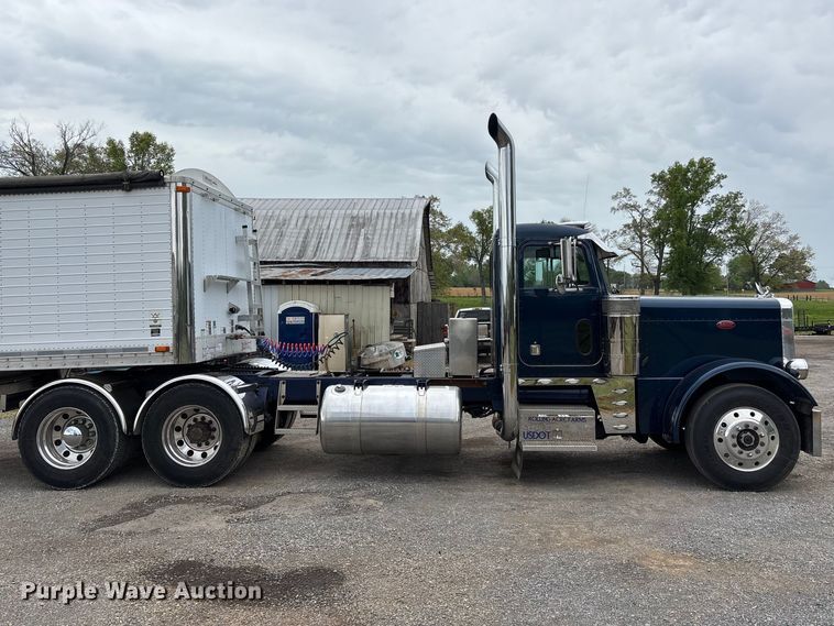 image for item DT0182 1989 Peterbilt 379 semi truck