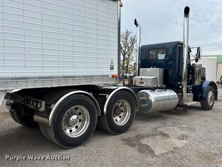 image for item DT0182 1989 Peterbilt 379 semi truck