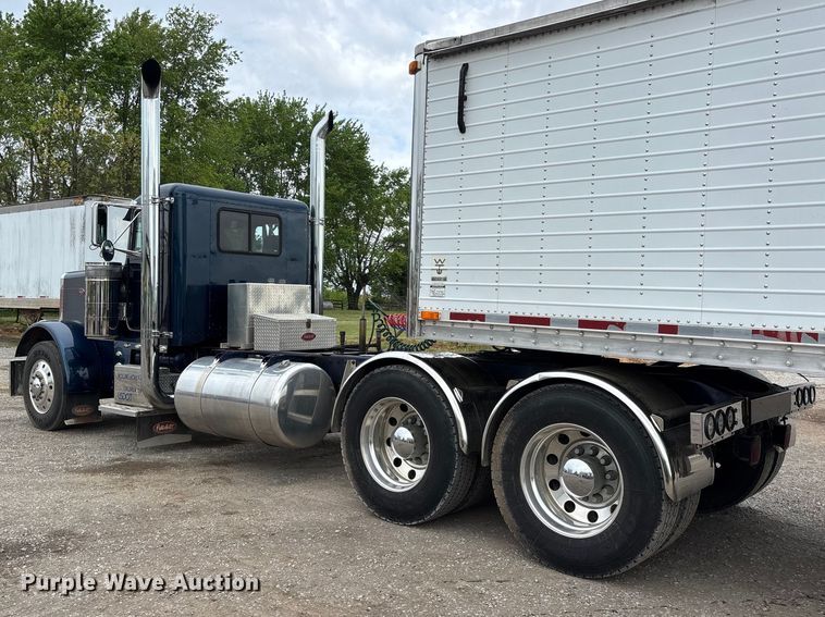 image for item DT0182 1989 Peterbilt 379 semi truck