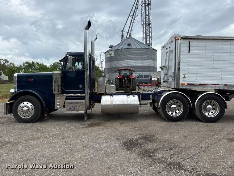 image for item DT0182 1989 Peterbilt 379 semi truck