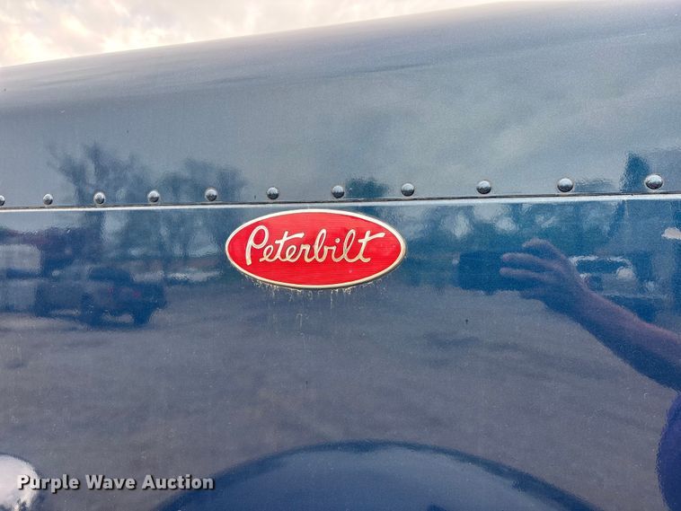 image for item DT0182 1989 Peterbilt 379 semi truck