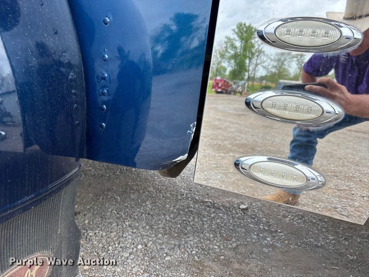 image for item DT0182 1989 Peterbilt 379 semi truck