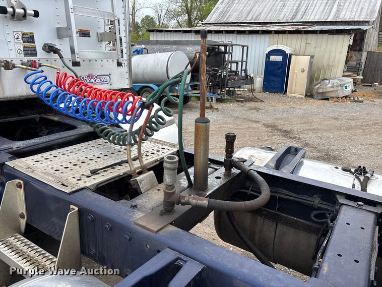 image for item DT0182 1989 Peterbilt 379 semi truck