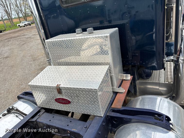 image for item DT0182 1989 Peterbilt 379 semi truck