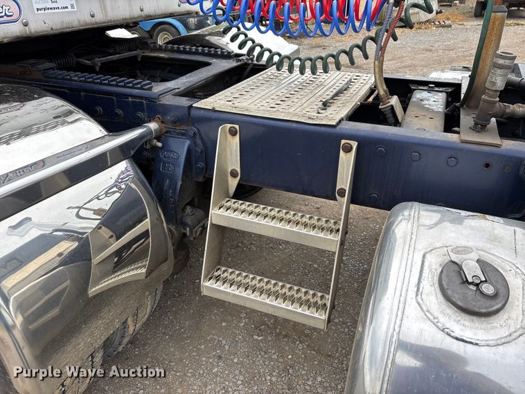 image for item DT0182 1989 Peterbilt 379 semi truck