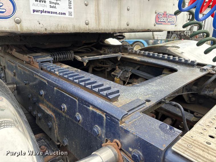 image for item DT0182 1989 Peterbilt 379 semi truck