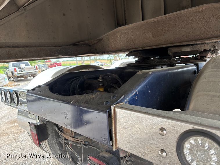 image for item DT0182 1989 Peterbilt 379 semi truck