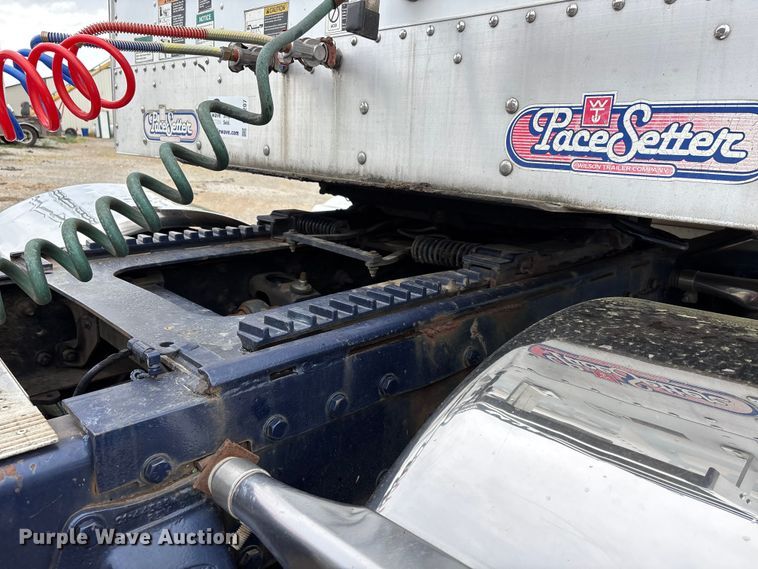 image for item DT0182 1989 Peterbilt 379 semi truck