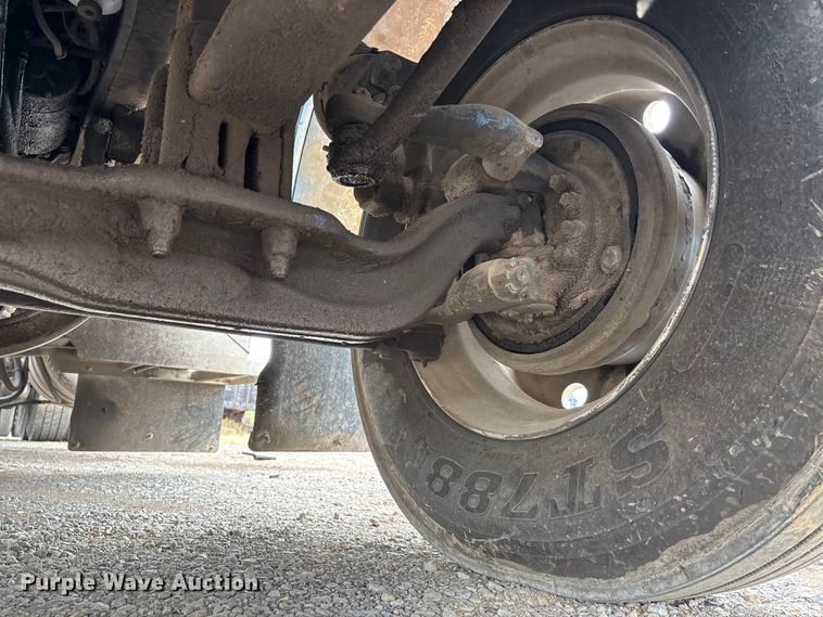 image for item DT0182 1989 Peterbilt 379 semi truck