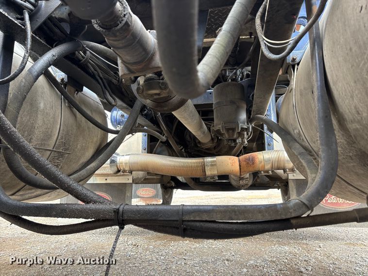 image for item DT0182 1989 Peterbilt 379 semi truck