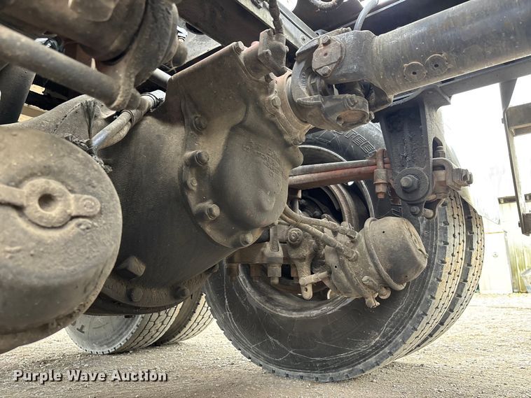 image for item DT0182 1989 Peterbilt 379 semi truck