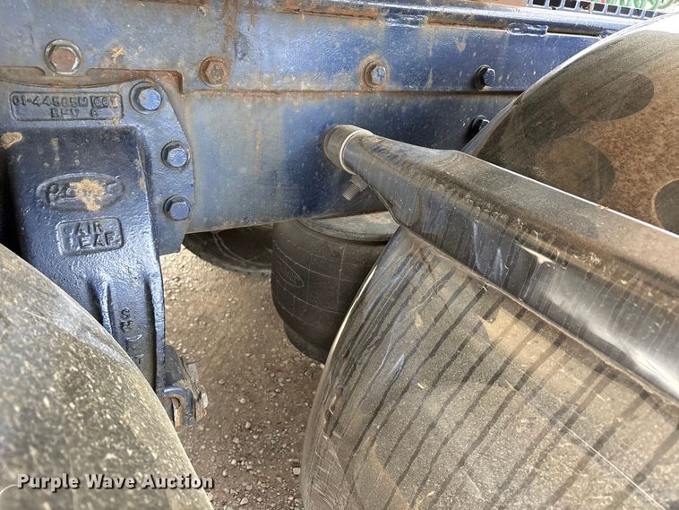 image for item DT0182 1989 Peterbilt 379 semi truck