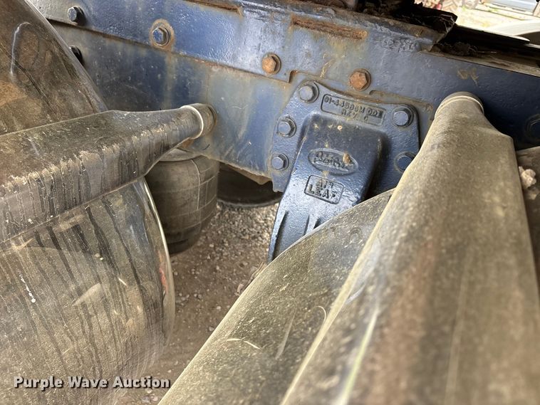 image for item DT0182 1989 Peterbilt 379 semi truck