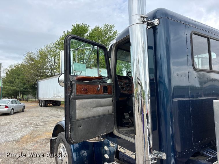 image for item DT0182 1989 Peterbilt 379 semi truck