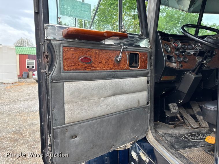 image for item DT0182 1989 Peterbilt 379 semi truck