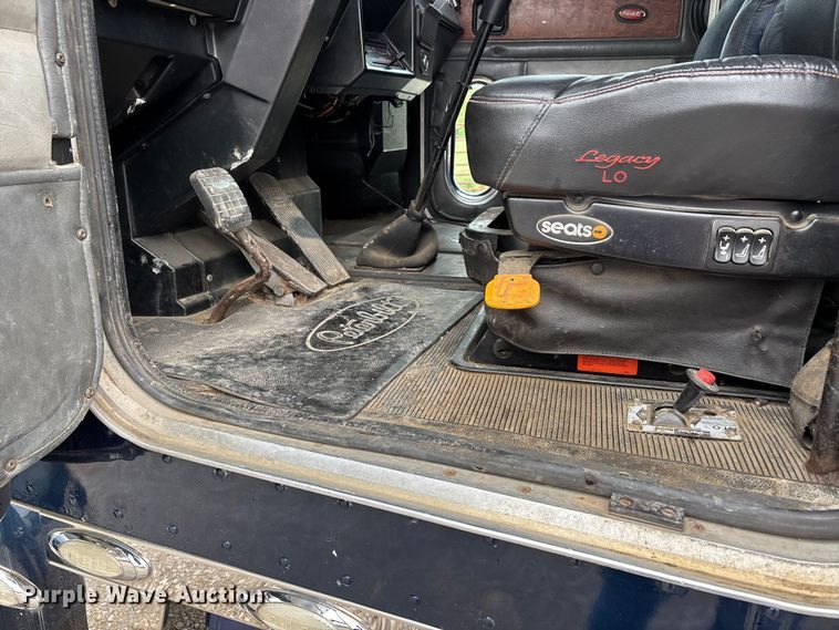 image for item DT0182 1989 Peterbilt 379 semi truck