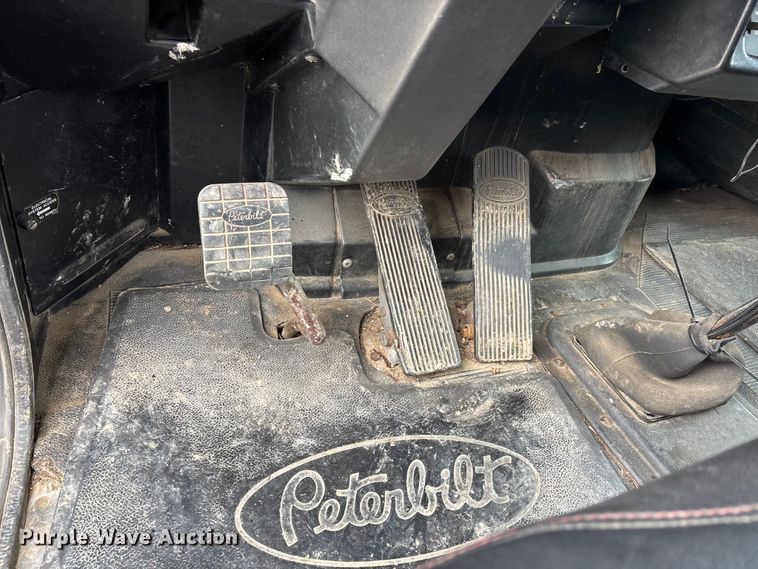 image for item DT0182 1989 Peterbilt 379 semi truck
