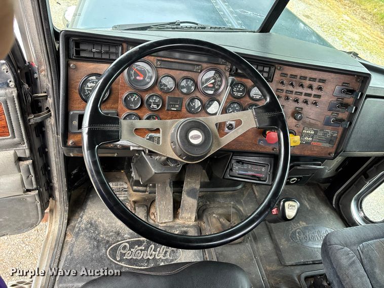 image for item DT0182 1989 Peterbilt 379 semi truck