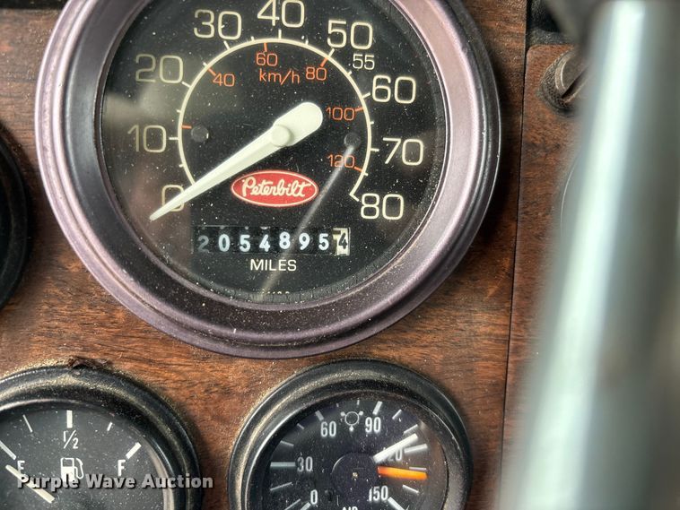 image for item DT0182 1989 Peterbilt 379 semi truck