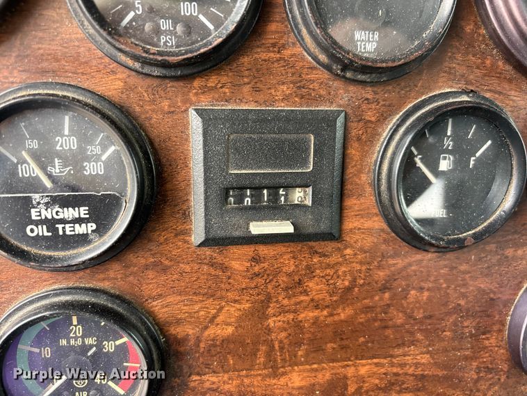 image for item DT0182 1989 Peterbilt 379 semi truck