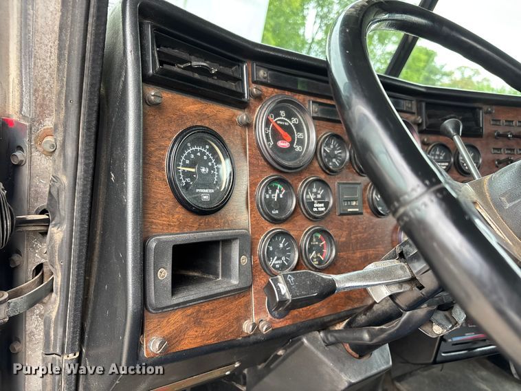 image for item DT0182 1989 Peterbilt 379 semi truck