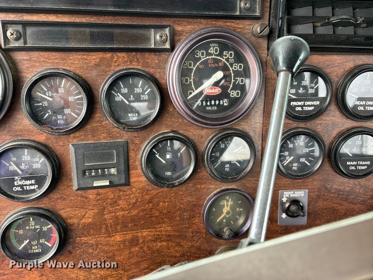 image for item DT0182 1989 Peterbilt 379 semi truck