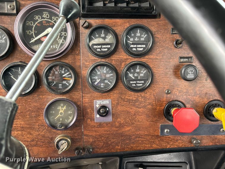 image for item DT0182 1989 Peterbilt 379 semi truck