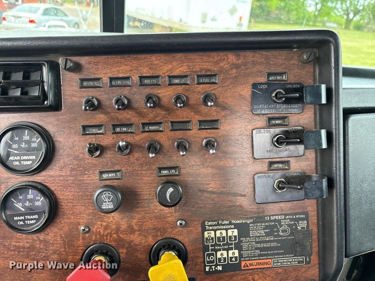 image for item DT0182 1989 Peterbilt 379 semi truck