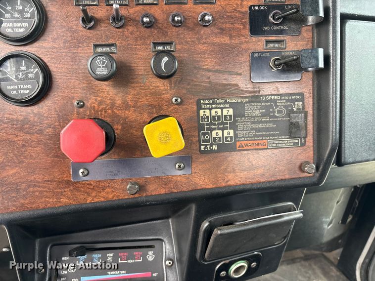 image for item DT0182 1989 Peterbilt 379 semi truck