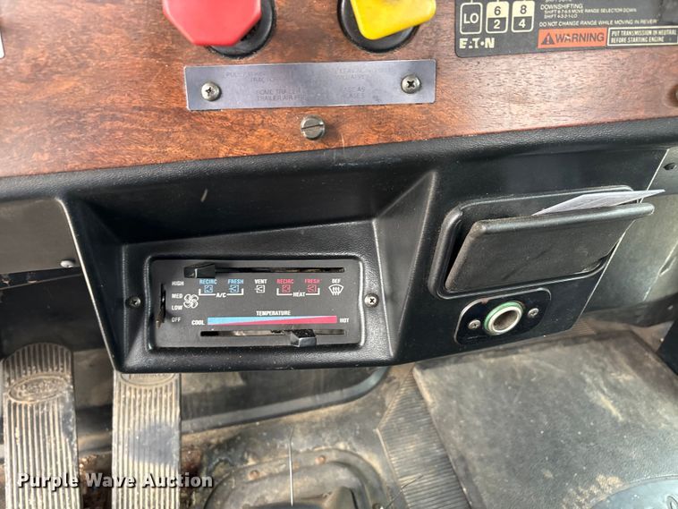 image for item DT0182 1989 Peterbilt 379 semi truck