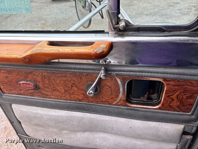 image for item DT0182 1989 Peterbilt 379 semi truck