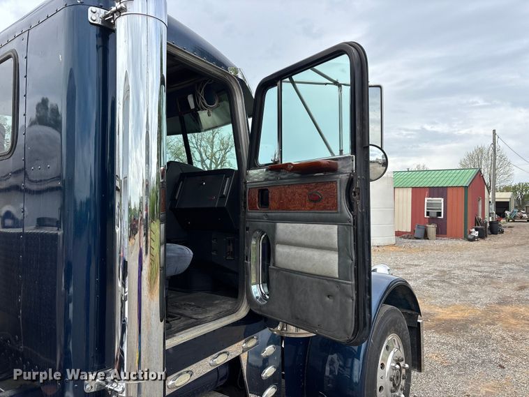 image for item DT0182 1989 Peterbilt 379 semi truck