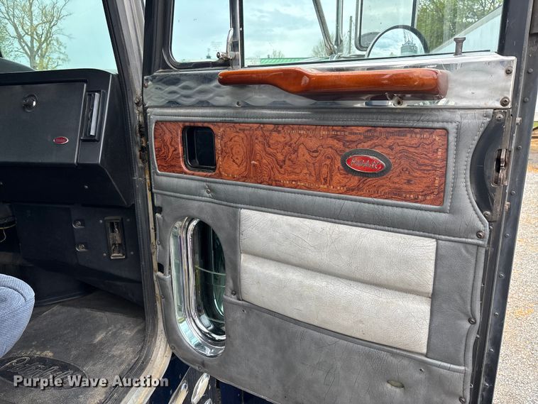image for item DT0182 1989 Peterbilt 379 semi truck