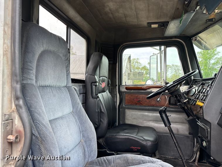 image for item DT0182 1989 Peterbilt 379 semi truck