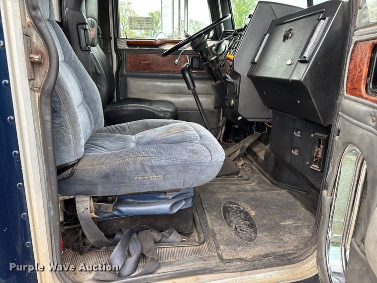 image for item DT0182 1989 Peterbilt 379 semi truck