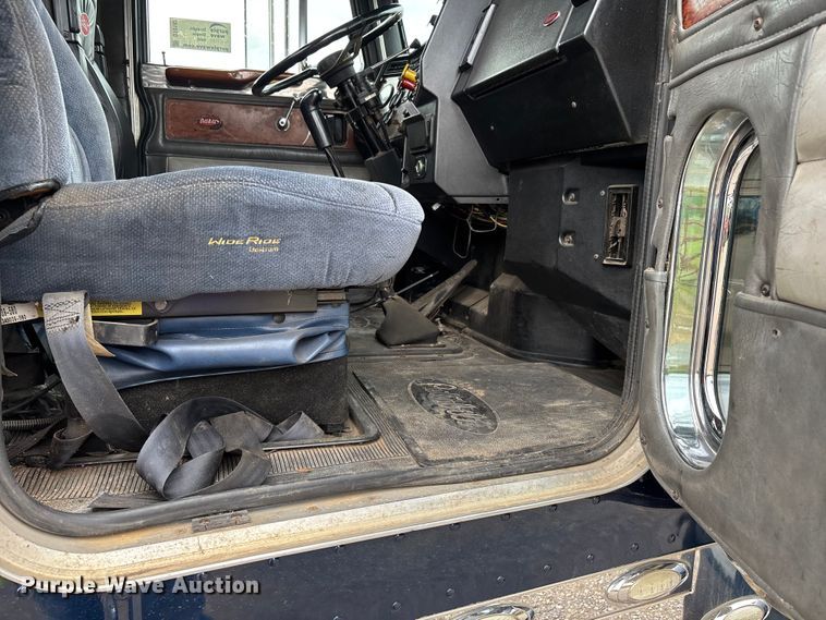 image for item DT0182 1989 Peterbilt 379 semi truck