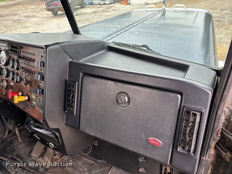 image for item DT0182 1989 Peterbilt 379 semi truck