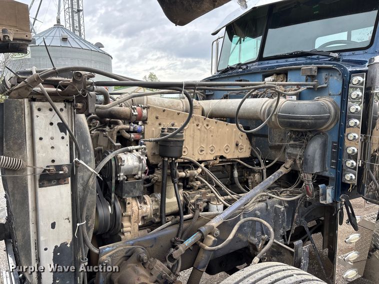 image for item DT0182 1989 Peterbilt 379 semi truck