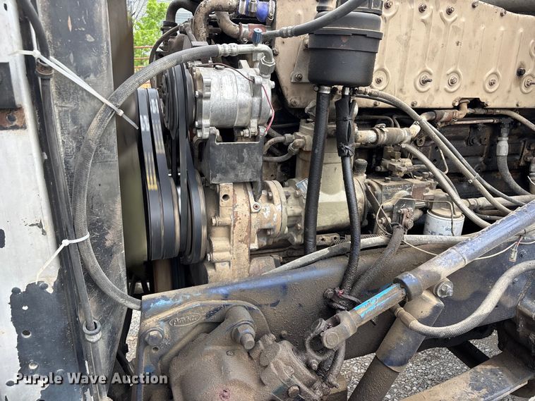 image for item DT0182 1989 Peterbilt 379 semi truck